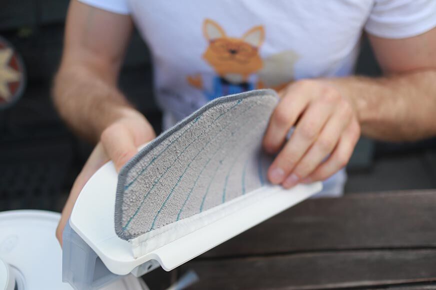 Das Wischtuch des Ecovacs Deebot T10 wird befestigt.